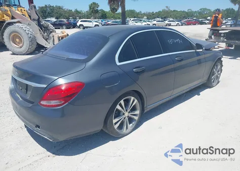 2015 Mercedes-Benz C 300 из США, поврежденный, VIN 55SWF4JB3FU093668